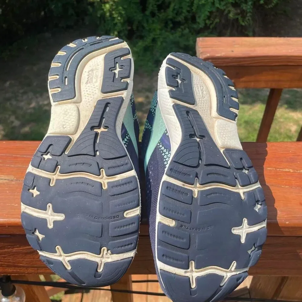 Brooks women’s wide